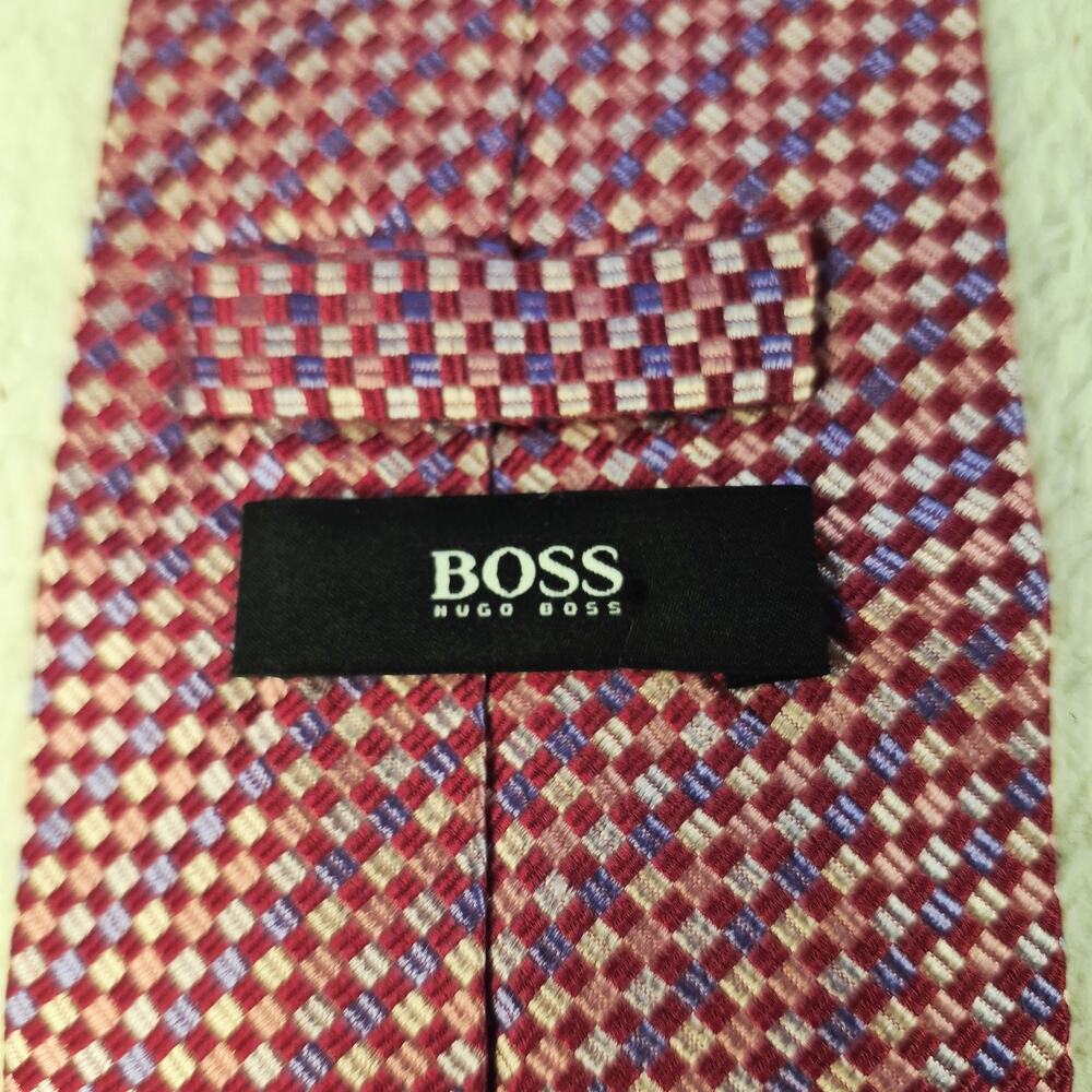 Hugo Boss Mens Pink Geometric 100% Silk Necktie Made In Italy